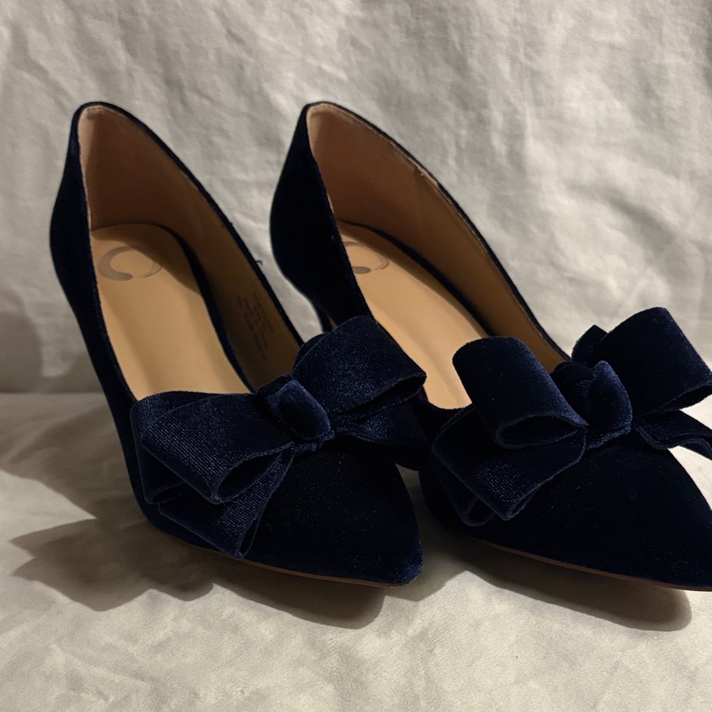 Elegant Navy Velvet Bow Heels